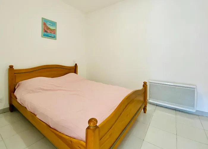 8 Les Carolines 2 Apartment *